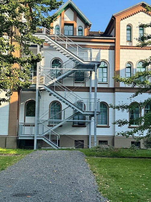 Errichtung der Außentreppen (Foto: Pia Wienrich) Errichtung der Außentreppen (Foto: Pia Wienrich)